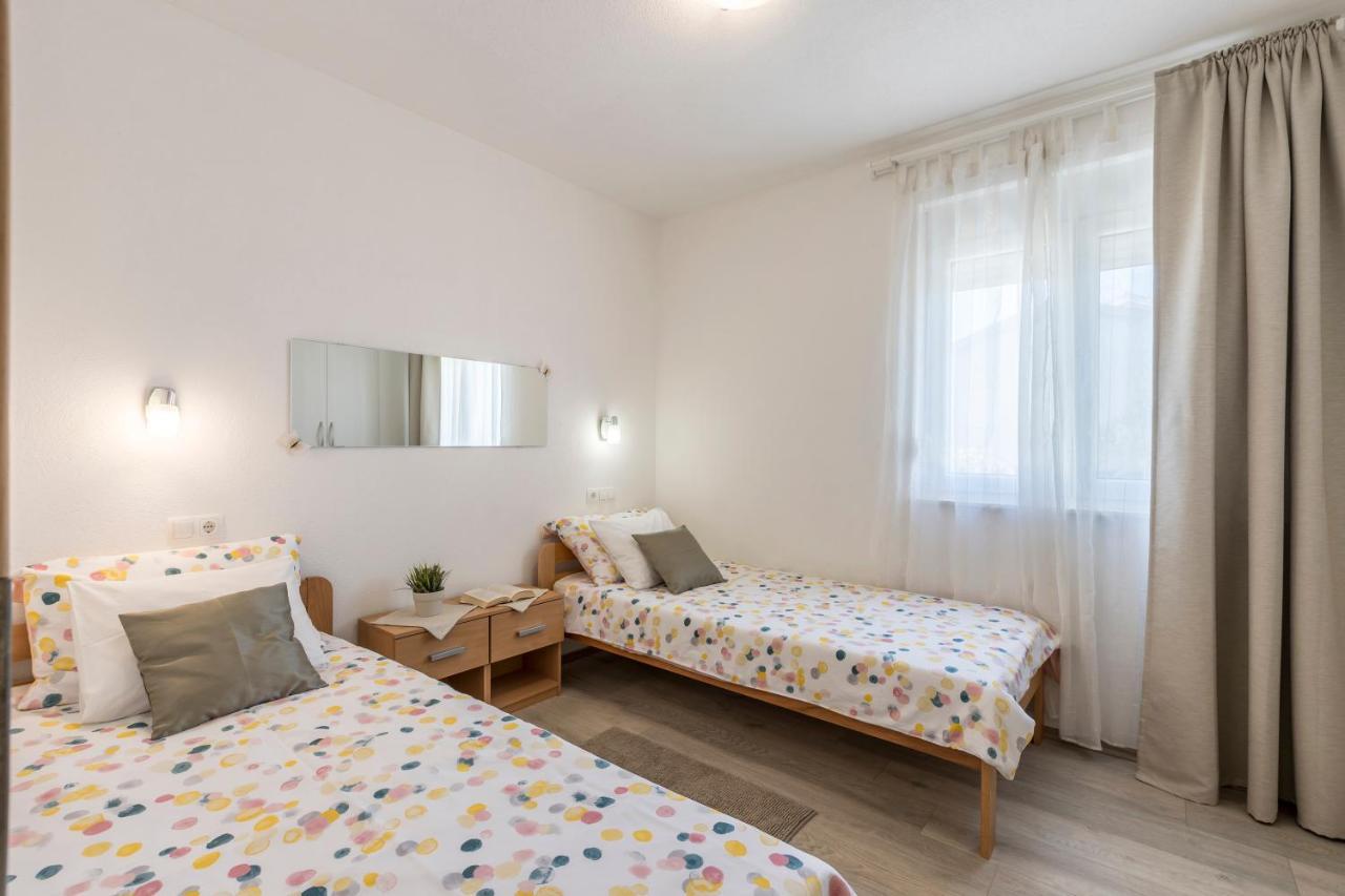 Apart Sa Terasom 250M Od Plaze,Parking,Wi Fi,Rostilj Trogir Exteriör bild