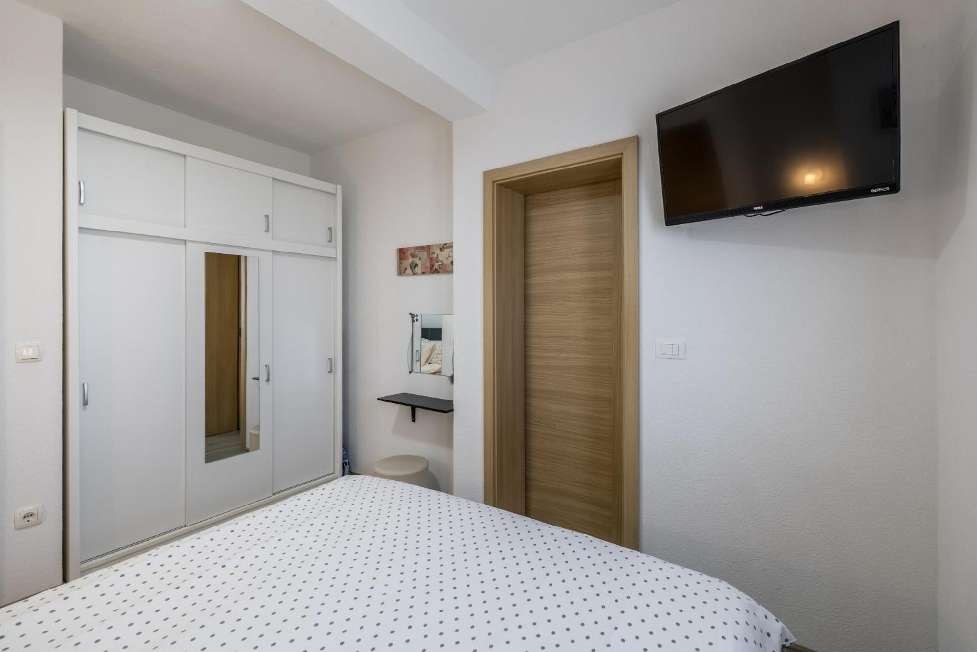 Apart Sa Terasom 250M Od Plaze,Parking,Wi Fi,Rostilj Trogir Exteriör bild