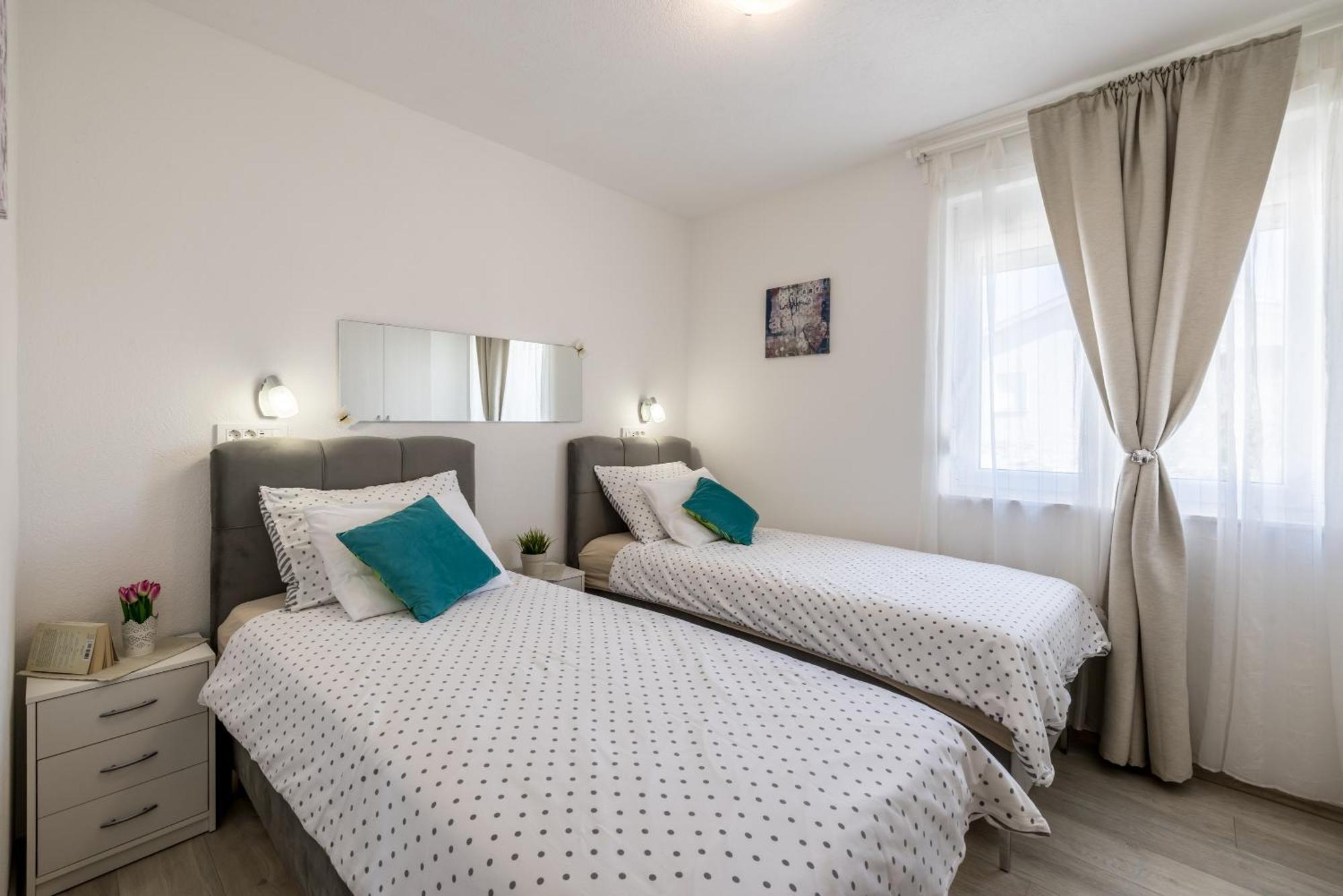 Apart Sa Terasom 250M Od Plaze,Parking,Wi Fi,Rostilj Trogir Exteriör bild