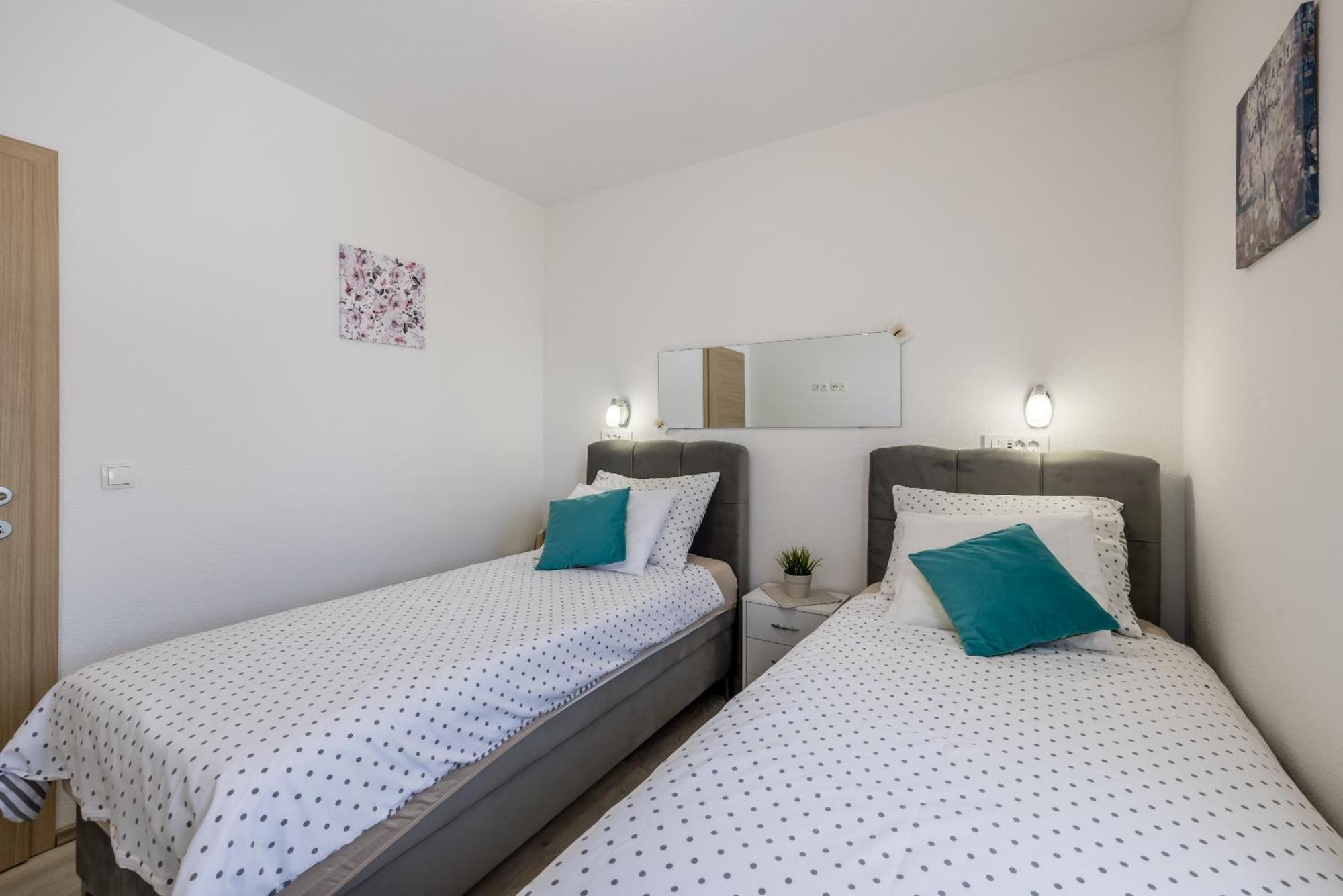 Apart Sa Terasom 250M Od Plaze,Parking,Wi Fi,Rostilj Trogir Exteriör bild