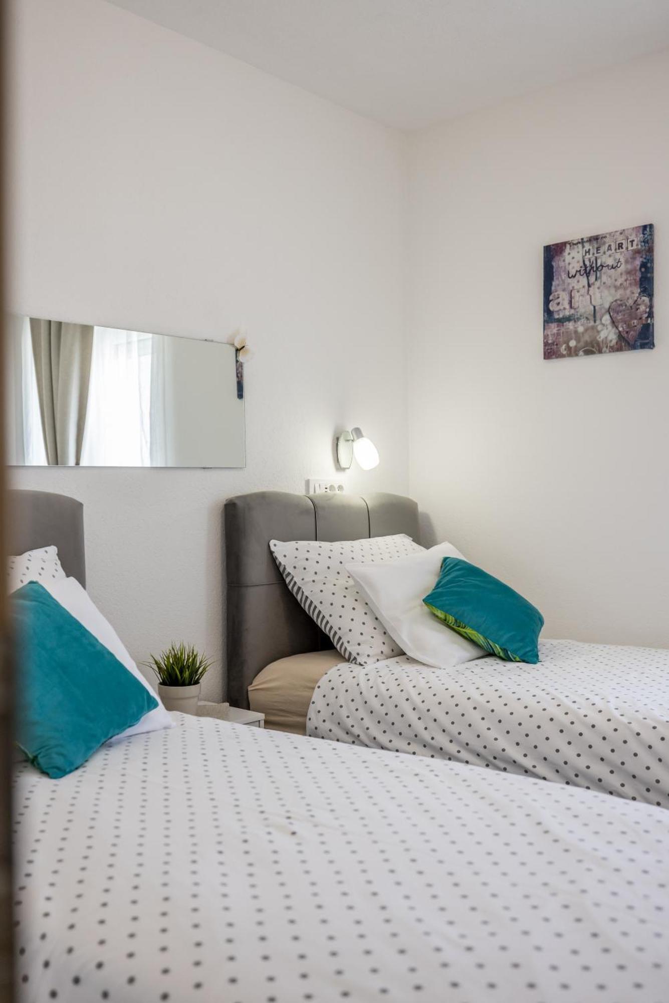 Apart Sa Terasom 250M Od Plaze,Parking,Wi Fi,Rostilj Trogir Exteriör bild